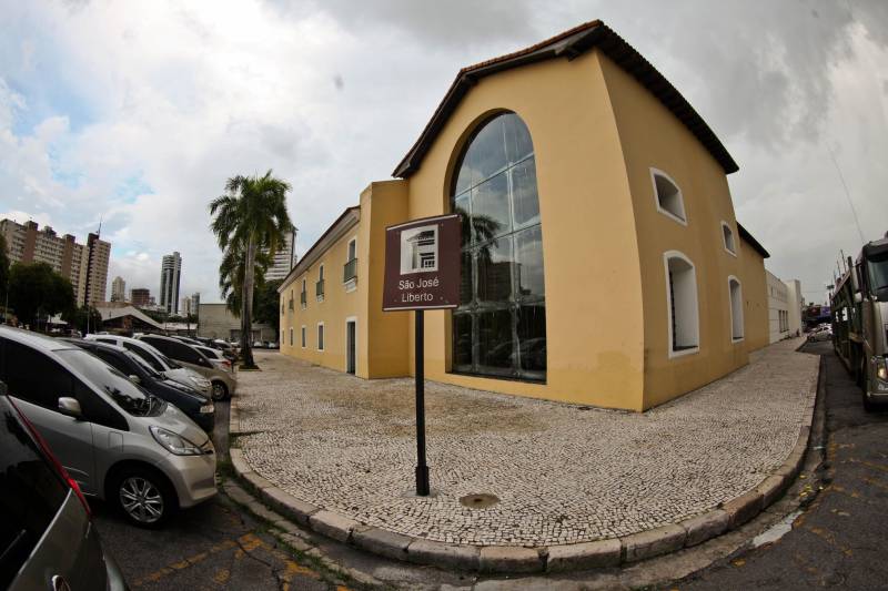 Na Belém do turismo, um lugar é bastante procurado pela carga histórica que possui: o Pólo Joelheiro São José Liberto (foto) é destino de amantes e estudiosos de preciosidades e artesanato em gemas. No local estão expostas, para observação e venda, cerca de quatro mil peças, entre diamantes, ametistas, amostras de ouro, cerâmica marajoara e tapajônica e muiraquitãs. Objetos que chegam a ter até 500 milhões de anos de história geológica até virarem sofisticados adornos forjados a mãos hábeis. O local nem sempre foi uma referência de território turístico e de lazer de Belém. Sua história chega a ser um paradoxo do que hoje representa o espaço para muitos que o visitam e lá trabalham. Por cerca de 150 anos, o prédio já pertenceu a congregação religiosa e também se tornou o presídio São José. Palco de grandes conflitos e rebeliões, o lugar foi desativado pelo Governo do Estado em 1998. Restaurado, renasceu em 2002 como Espaço São José Liberto, que abriga 13 atrações de visitação – entre os quais os mais procurados são o Museu de Gemas do Pará e a Casa do Artesão. Ambos com capacidade de levar visitantes a uma viagem pela história das pedras preciosas e utensílios utilizados por indígenas nos séculos passados. Definitivamente, o espaço São José Liberto transcende conhecimento e elegância.
FOTO: THIAGO GOMES / AG. PARÁ
DATA: 12.01.2017
BELÉM - PARÁ <div class='credito_fotos'>Foto: Thiago Gomes /Ag. Pará | <a href='/midias/2018/originais/a334fd97-6d9b-47b3-83d1-17c6330a69a1.jpg' download><i class='fa-solid fa-download'></i> Download</a></div>