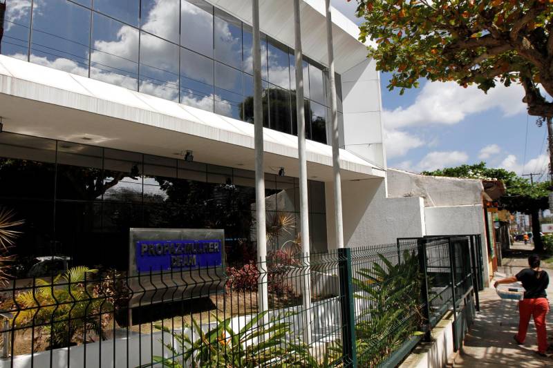 O principal órgão executor do plano é o Pro Paz Integrado, no qual se destaca a Deam/ Pro Paz Mulher. Na capital paraense, desde 2014 funciona a Deam/Pro Paz Mulher no bairro do Marco, núcleo de atendimento onde as mulheres encontram, em um mesmo lugar, todos os serviços necessários para denunciar e se proteger contra a violência doméstica.
FOTO: CRISTINO MARTINS / ARQUIVO AG. PARÁ
DATA: 08.03.2018
BELÉM - PARÁ <div class='credito_fotos'>Foto: Cristino Martins/Ag. Pará | <a href='/midias/2018/originais/a33f3f5b-aa20-4d32-88d2-400c0088b852.jpg' download><i class='fa-solid fa-download'></i> Download</a></div>