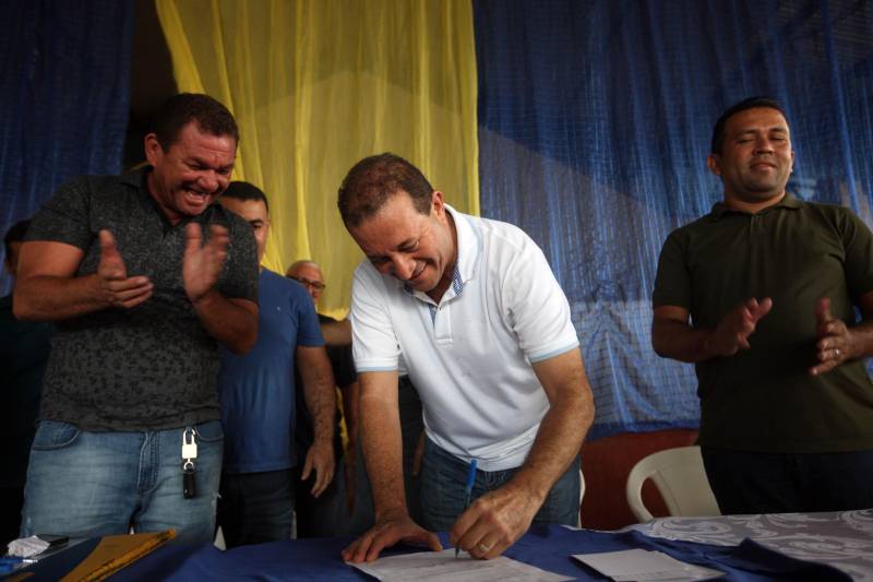 O Governo do Estado entregou na tarde desta sexta-feira (29), a ordem de serviço para a pavimentação de três quilômetros de vias no munícipio de Bonito, no Nordeste do Estado. O documento foi entregue pelo chefe do Núcleo de Governo, José Megale. O investimento na ordem de R$ 1,3 milhão faz parte dos esforços do Governo do Estado em levar mais qualidade de vida à população. A assinatura contou com a participação do presidente da Assembleia Legislativa do Estado (Alepa), deputado Márcio Miranda (foto), e do deputado Milton Campos, que também entregou as chaves de uma retroescavadeira adquirida através de emenda parlamentar.
FOTO: SIDNEY OLIVEIRA / AG. PARÁ
DATA: 29.06.2018
BONITO - PARÁ <div class='credito_fotos'>Foto: Sidney Oliveira/Ag. Pará | <a href='/midias/2018/originais/a3466d88-4f77-488e-b6e3-ec7156c20a1d.jpg' download><i class='fa-solid fa-download'></i> Download</a></div>