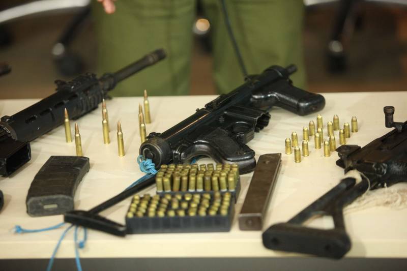 Durante incursões no Complexo Penitenciário de Santa Izabel e em área de mata das adjacências, foram apreendidas 11 armas, dois coletes, carregadores, farta munição, estoques, facas e ferramentas. A ação foi executada na terça (10) e na manhã de quarta-feira (11) por militares do Batalhão de Polícia Penitenciária (BPOP), Ronda Ostensiva Tática Metropolitana (Rotam), Companhia de Operações Especiais (COE) e Grupo Tático Operacional (GTO)/Comando de Policiamento Regional III – Castanhal. De acordo com a Polícia Militar, as armas são quatro fuzis, uma carabina, uma submetralhadora, duas espingardas, duas pistolas e uma arma caseira. Dentre os fuzis, estão três de calibre 7,62mm. Todo o material apreendido será encaminhado à Polícia Civil.
FOTO: THIAGO GOMES / AG. PARÁ
DATA: 11.04.2018
BELÉM - PARÁ <div class='credito_fotos'>Foto: Thiago Gomes /Ag. Pará | <a href='/midias/2018/originais/a3470404-2eb5-46d0-914a-963330995cb4.jpg' download><i class='fa-solid fa-download'></i> Download</a></div>