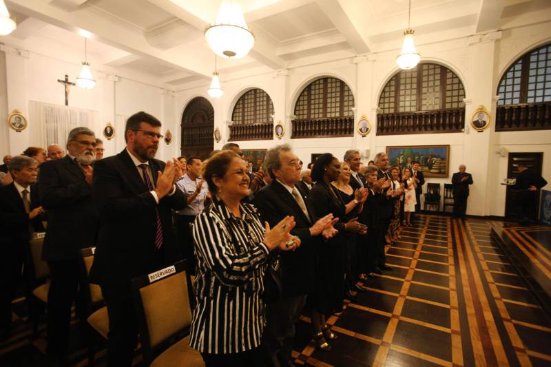 O governador Simão Jatene foi homenageado pela Associação do Corpo Consular no Estado do Pará (ACCP) com a Comenda do Mérito Consular João Clemente Baena Soares. A maior honraria da entidade foi entregue na noite desta quinta-feira (22), no salão nobre do prédio sede da Associação Comercial do Pará (ACP), em Belém.
FOTO: IGOR BRANDÃO / AG. PARÁ
DATA: 22.02.2018
BELÉM - PARÁ <div class='credito_fotos'>Foto: IGOR BRANDÃO / AG. PARÁ | <a href='/midias/2018/originais/a3471838-2631-445a-a4f0-c7a153fe1127.jpg' download><i class='fa-solid fa-download'></i> Download</a></div>