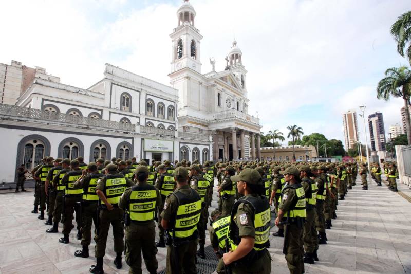 Cerca de 2 mil alunos do curso de formação de praças da Polícia Militar cumprem neste sábado (12) uma etapa importante da preparação: eles saem pela primeira vez às ruas, no estágio supervisionado, para vivenciar situações reais da carreira e, ao mesmo tempo, reforçar o policiamento ostensivo. Em Belém, cerca de 500 homens e mulheres se concentraram na Praça Santuário, em frente à Basílica de Nazaré, e saíram, em seguida, para diversos pontos da capital. A ação faz parte do pacote de medidas de combate à criminalidade e reforço da segurança pública anunciado pelo Governo do Estado.
FOTO: SIDNEY OLIVEIRA / AG. PARÁ
DATA: 12.05.2018
BELÉM - PARÁ <div class='credito_fotos'>Foto: Sidney Oliveira/Ag. Pará | <a href='/midias/2018/originais/a3476a05-daaa-4317-b413-31c7b12f0e24.jpg' download><i class='fa-solid fa-download'></i> Download</a></div>