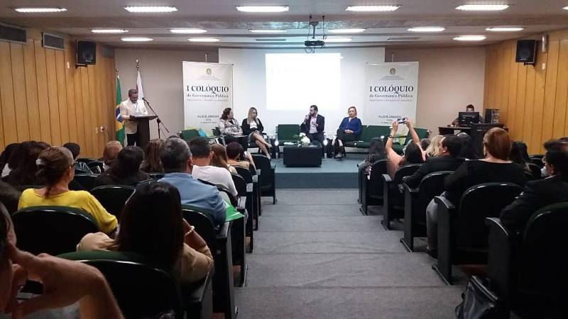 Teve início na manhã desta terça-feira, 19, o I Colóquio de Governança Pública da EGPA. O evento, que segue até amanhã na sede da Escola de Governança Pública do Estado do Pará, reúne servidores públicos estaduais e municipais que tenham por foco em suas pesquisas a análise da atuação do espaço público, o processo de governança em suas diversas dimensões e aprendizagens institucionais. A mesa de abertura contou com a presença da secretária de estado de Administração, Alice Viana, que representou o governador Simão Jatene, do diretor geral da autarquia, Danilo Alho, da presidente da Fundação Hemopa, Ana Suely Leite Saraiva, da diretora do Instituto de Formação Profissional e Superior (Iseg/EGPA), Gisele Nobre e da coordenadora do Centro de Estudos, Pesquisas e Projetos Estratégicos em Governança Pública (CEPPE/EGPA), Drª Luciana Rodrigues Ferreira.
FOTO: ASCOM / EGPA
DATA: 19.06.2018
BELÉM - PARÁ <div class='credito_fotos'>Foto: ASCOM EGPA | <a href='/midias/2018/originais/a3598856-d135-4e90-902b-304ff891bc9d.jpg' download><i class='fa-solid fa-download'></i> Download</a></div>