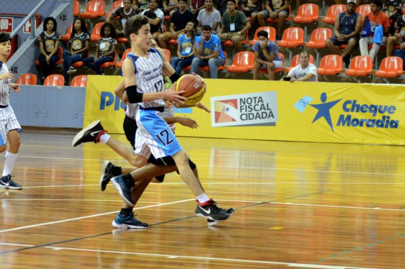 Em sua 60ª edição, os Jogos Estudantis Paraenses (JEPs) definiu a equipes que vão representar o Estado do Pará na etapa nacional, em Manaus (AM), de 19 a 23 de setembro. Das partidas realizadas neste sábado (23), pela etapa estadual, na Arena Guilerme Paraense - o Mangueirinho, foram premiados quatro times das modalidades de Basquete, Volei, Handebol e Futsal, na categoria "A" (de 12 a 14 anos).
FOTO: FERNANDO NOBRE / ASCOM SEDUC
DATA: 23.06.2018
BELÉM - PARÁ <div class='credito_fotos'>Foto: FERNANDO NOBRE/ASCOM SEDUC | <a href='/midias/2018/originais/a35ac7f7-aa6b-4963-b0e9-a643272e4ad3.jpg' download><i class='fa-solid fa-download'></i> Download</a></div>