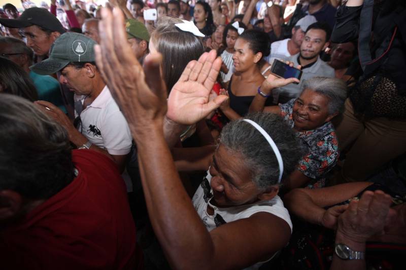 Também foram entregues nesta segunda (25) obras no distrito de Serra Pelada, em Curionópolis, sudeste do Estado. Uma das inaugurações foi a da Escola Estadual de Ensino Médio Joaquina Diamantina. A unidade de ensino teve investimento de R$ 220 mil em serviços nas redes elétrica e hidráulica, além de pintura, melhoria do forro e cobertura, assim como parte do piso, muro e calçada. Fundada em 1989, a escola foi praticamente reconstruída para atender com qualidade os 232 estudantes, nos turnos da tarde e à noite. São três salas de aula; bloco administrativo (sala da direção, sala dos professores e secretaria); uma copa cozinha, uma dispensa para armazenamento de alimentos da merenda escolar e banheiros masculino, feminino e de pessoa com deficiência (PCD). Em Curionópolis, o governador também entregou a pavimentação asfáltica de quatro quilômetros de vias urbanas, uma parceria com a Prefeitura de Curionópolis, dentro do Programa Asfalto na Cidade. Para esta obra, foram destinados R$ 1,7 milhão, que incluem serviços em terra, sub-base e base, pavimentação em CBUQ (Concreto Betuminoso Usinado a Quente) de três centímetros de espessura, meio-fio de concreto com lâmina d’água e sinalização horizontal. Curionópolis é um dos 99 municípios paraenses que assinaram com o governo o Termo de Asfalto, sendo que 33 já iniciaram as obras. Somados, os termos garantirão 529,6 km de pavimentação de vias urbanas – um investimento total de quase R$ 255 milhões do Tesouro Estadual.
FOTO: THIAGO GOMES / AG. PARÁ
DATA: 25.06.2018
CURIONÓPOLIS - PARÁ <div class='credito_fotos'>Foto: Thiago Gomes /Ag. Pará | <a href='/midias/2018/originais/a35cedab-c196-4ddb-97c2-4bd776c4e865.jpg' download><i class='fa-solid fa-download'></i> Download</a></div>