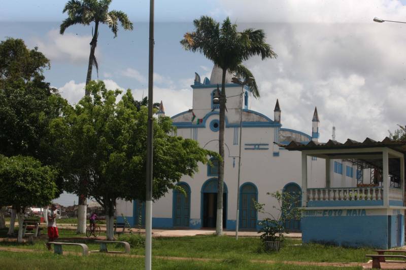 Inspiração para o livro "Chove nos Campos de Cachoeira" do escritor Dalcídio Jurandir, a bela cidade de Cachoeira do Arari, no arquipélago do Marajó, celebrará 185 anos de emancipação política, no próximo dia 10 de maio. Dalcídio morou toda a sua infância no município. A cidade também é o berço de uma das maiores cantoras e compositoras da música paraense, Dona Onete. Esses são alguns detalhes do município, que terá várias ações sociais, cívicas, esportivas e shows culturais, nas comemorações da data de aniversário. A programação se inicia na noite desta terça-feira (08), com a apresentação da banda “Gilmarajoara Bruno Saudade e Cia”. A partir de amanhã, serão ofertados serviços de emissão de documentos, exames de sangue, corte de cabelo, manicure e pedicure, atendimento preventivo odontológico de crianças e até doação de prêmios serão ofertados à população. Os embalos musicais continuam até quinta-feira, 10, com as bandas “Quero Mais”, “Bruno e Trio”, além de muitos grupos locais.
FOTO: ELISEU DIAS / ARQUIVO AG. PARÁ
DATA: 13.03.2013
CACHOEIRA DO ARARI - PARÁ <div class='credito_fotos'>Foto: Agência Pará | <a href='/midias/2018/originais/a35e6c4d-5fb8-491f-8513-067ab0885547.jpg' download><i class='fa-solid fa-download'></i> Download</a></div>