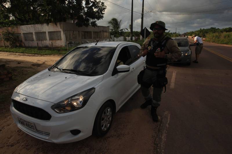 Atuação dos agentes de segurança durante a Operação Verão 2018 no segundo final de semana de férias.
FOTO: MÁCIO FERREIRA / AG. PARÁ
DATA: 07.07.2018
SALINÓPOLIS - PARÁ <div class='credito_fotos'>Foto: MÁCIO FERREIRA/ AG. PARÁ | <a href='/midias/2018/originais/a365141e-8c9e-499e-bbb0-7694b86c1341.jpg' download><i class='fa-solid fa-download'></i> Download</a></div>