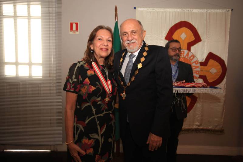 O Governo do Estado do Pará concedeu hoje 230 comendas do Mérito Grão-Pará (foto), a mais alta do Estado, a autoridades e servidores que se destacaram nos últimos oito anos de serviços prestados à população. “O ciclo que encerramos hoje não encerra nossa missão de servir ao público, porque uma vez servidores públicos, trabalhando em benefício da população, nunca mais deixamos de sê-lo, pois essa missão fica gravada em nossos corações”, disse o governador Simão Jatene aos agraciados. O governador entregou, pessoalmente, uma a uma as condecorações.  Das 230 medalhas, 14 foram no grau de Grande Oficial, 60 no grau de Comendador, 8 no grau de Oficial e 11 no grau de Cavaleiro aos servidores civis. Entre os militares, 4 receberam no grau de Comendador, 38 de Oficial e 109 no grau de Cavaleiro.

FOTO: CRISTINO MARTINS / AG. PARÁ
DATA: 31.12.2018
BELÉM - PARÁ <div class='credito_fotos'>Foto: Cristino Martins/Ag. Pará   |   <a href='/midias/2018/originais/a3796805-9f3c-4b6c-bbbc-a5c0e75b5a20.jpg' download><i class='fa-solid fa-download'></i> Download</a></div>