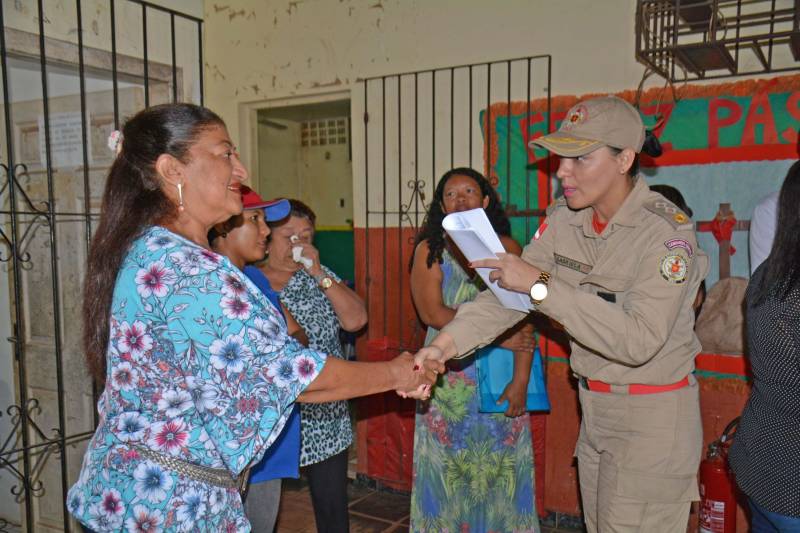Moradores da comunidade Pantanal, no bairro do Mangueirão, em Belém, receberam, nesta terça-feira (10), 100 kits de gás de cozinha, contendo registro regulador e mangueira. A ação foi realizada pelo 27º Grupamento do Corpo de Bombeiros Militar do Pará. O objetivo da ação é demonstrar como se deve agir diante de uma situação de vazamento do Gás Liquefeito de Petróleo (GLP). A programação contou com o apoio da empresa Liquigás, que realizou a doação dos kits. Já a equipe da Defesa Civil orientou os moradores sobre prevenção de acidentes. “A necessidade é observar a validade do registro e das mangueiras, bem como desmistificar algumas situações quando se tenta impedir um vazamento”, explicou a sub-comandante do 27º GBM, Major Gabriela Contente. O 27º Grupamento de Bombeiros Militar fica no bairro do Mangueirão e atende sete bairros (Mangueirão, Castanheira, Marambaia, Una, Cabanagem, Parque Verde e Benguí) da capital paraense. Na foto, Major Gabriela Contente (d), subcomandante do 27° GBM e vice-diretora Francisca Reis (e).
FOTO: CARLOS YURI / ASCOM CBMPA
DATA: 10.04.2018
BELÉM - PARÁ <div class='credito_fotos'>Foto: CARLOS YURI / ASCOM CBMPA | <a href='/midias/2018/originais/a37ad744-4eaa-430c-ae4e-bf0b861e59f5.jpg' download><i class='fa-solid fa-download'></i> Download</a></div>