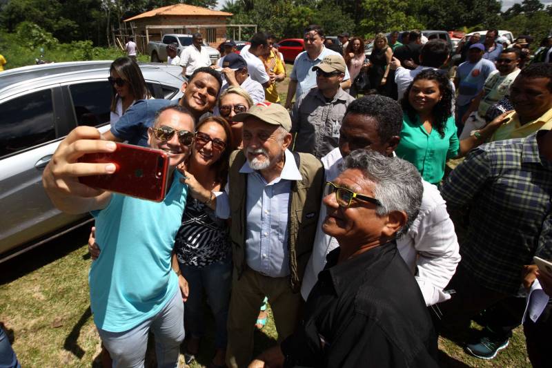 “Ter a posse da terra é a certeza de que nunca iremos perder o nosso direito, que nossos filhos e nossos netos poderão dar continuidade a nossa história em segurança. Foram anos de luta até chegar esse dia, agraciados com a assinatura do nosso título de terra. Só temos a agradecer a todos que fizeram parte disso e a cada um que lutou junto para que hoje isso se tornasse realidade”. A fala emocionada foi de seu Mário Araújo Silva, presidente da Associação Remanescente de Quilombo Espírito Santo, localizada no município do Acará, no nordeste do Estado. Ele assinou, neste sábado (24), junto com o governador Simão Jatene (foto), o título que dá a posse da terra a comunidade. A fala do presidente traduz o sentimento das dezenas de famílias que moram no local, que agora tem a posse legítima do local onde seus antepassados viveram. “Sou filho de mãe negra. Nasci aqui como minha vó, bisavó, que fazem parte da história dessa comunidade que já existe a mais de 300 anos.
FOTO: SIDNEY OLIVEIRA / AG. PARÁ
DATA: 24.03.2018
ACARÁ - PARÁ <div class='credito_fotos'>Foto: Sidney Oliveira/Ag. Pará | <a href='/midias/2018/originais/a37d6204-a4ed-4f26-afa8-a76235fe7eec.jpg' download><i class='fa-solid fa-download'></i> Download</a></div>