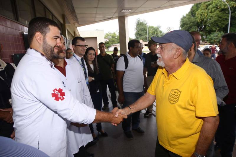 O Hospital Regional do Baixo Amazonas, em Santarém, vai se tornar o maior centro integrado de nefrologia do Norte do Brasil. Com a expansão do serviço de hemodiálise, autorizada pelo governador Simão Jatene neste sábado (10), a unidade, que já é referência nesse atendimento em todo o oeste do Pará, vai praticamente triplicar o número de máquinas e zerar a fila de pacientes na região. O investimento chega a R$ 10 milhões, em obras e equipamentos, e segue a política do governo do Estado de descentralizar a assistência de média e alta complexidade para o interior. “Vamos passar dos 200 pacientes que hoje atendemos mensalmente para 420, dobrando a capacidade de atendimento especializado. Serão cerca de 2,5 mil sessões a mais de hemodiálise por mês. Além disso, começaremos a fazer captação de rins de doadores falecidos, um novo serviço que se acopla aos transplantes que já fazemos no hospital. A ampliação, portanto, é a solução definitiva para o atendimento dessa demanda”, explicou o diretor geral do Hospital Regional de Santarém, Hebert Moreschi. Esta semana, informou, a unidade fez o 16º transplante de rim. Ao chegar ao hospital para assinar a ordem de serviço que autoriza o início das obras, Jatene viu o projeto de expansão e visitou o centro de hemodiálise, onde conheceu mais sobre o serviço e conversou com pacientes. “O ideal, é claro, seria que pudéssemos evitar, ainda na atenção básica, que pacientes diabéticos, por exemplo, se tornassem renais crônicos, mas como isso ainda não ocorre, existe esse serviço aqui para amenizar o sofrimento de quem precisa de uma máquina de hemodiálise para sobreviver”, afirmou o governador.
FOTO: THIAGO GOMES / AG PARÁ
10.03.2018
SANTARÉM - PARÁ <div class='credito_fotos'>Foto: Thiago Gomes /Ag. Pará | <a href='/midias/2018/originais/a3818ccd-a2e5-459f-8a36-2095da4e1ae2.jpg' download><i class='fa-solid fa-download'></i> Download</a></div>