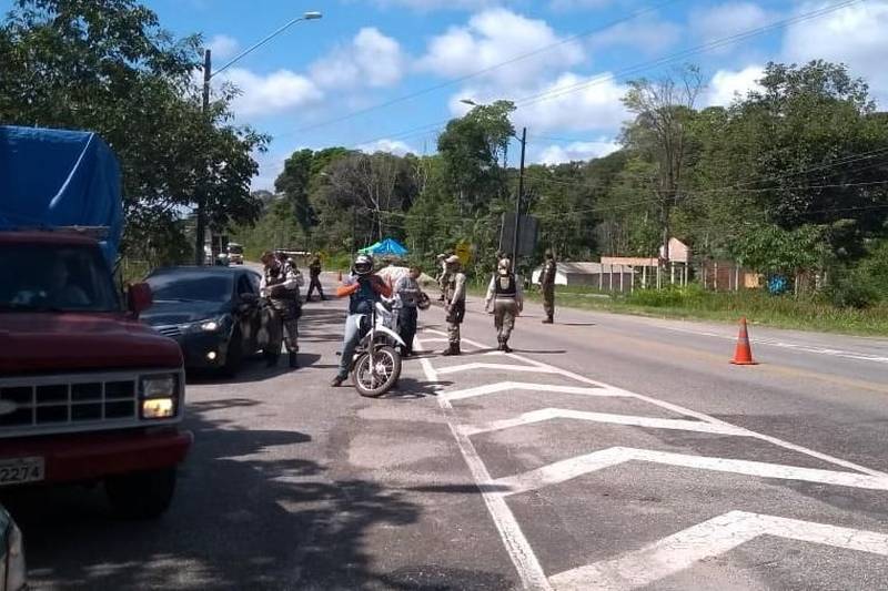 Milhares de veranistas que estiveram neste segundo final de semana de julho na ilha de Mosqueiro (foto), puderam sentir os efeitos da “Operação Verão”, mesmo antes de chegar nas principais praias da “bucólica”, como é conhecida a ilha. Logo no Pórtico de entrada do distrito, agentes de fiscalização do Departamento de Trânsito do Estado (Detran) e da Polícia Militar, na manhã de sábado, 7, e início do domingo, 8, faziam barreira, parando veículos particulares e coletivos. Os agentes de segurança também estiveram em outros pontos, ao longo da BR-316, com equipes do de agentes do Detran, da Polícia Rodoviária (PRF) e dos Departamento Municipal de Trânsito e de Transportes (Demutrans).
FOTO: ASCOM / DETRAN
DATA: 08.07.2018
MOSQUEIRO - PARÁ <div class='credito_fotos'>Foto: ASCOM DETRAN | <a href='/midias/2018/originais/a38b1477-ecaf-4648-a710-fc77ce6c58e1.jpg' download><i class='fa-solid fa-download'></i> Download</a></div>