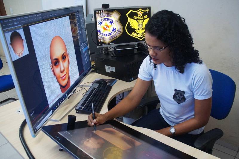 A Polícia Civil do Pará já dispõe de um equipamento que melhora a qualidade das imagens de câmeras de segurança usadas em investigações de crimes. A Mesa Digitalizadora está instalada no Laboratório de Análise de Imagens e Prosopografia, na sede da Divisão de Homicídios, em Belém, a serviço da Diretoria de Identificação da Polícia Civil. O novo equipamento permite melhorar as imagens obtidas por policiais civis responsáveis pela investigação de crimes, como roubos e homicídios. "Poderemos trabalhar para que se possa ter uma melhor definição das imagens e contribuir com o trabalho da polícia", explica a papiloscopista Daniella Moura (foto), que atua no Laboratório de Análise de Imagens e Prosopografia. Para utilizar o novo recurso, os profissionais de Identificação da Polícia Civil passarão por treinamentos.
FOTO: ASCOM / POLÍCIA CIVIL
DATA: 12.02.2018
BELÉM - PARÁ <div class='credito_fotos'>Foto: Ascom / Polícia Civil | <a href='/midias/2018/originais/a3978cb9-7f03-4de1-9114-55351f8b174c.jpg' download><i class='fa-solid fa-download'></i> Download</a></div>