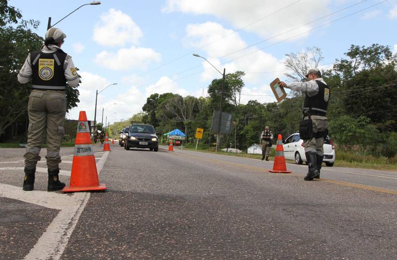 Com o início das férias escolares é hora de pegar a estrada para curtir as inúmeras opções de praias e balneários que o Pará dispõe. Neste sentido, prudência e cautela no trânsito são fundamentais para uma viagem com segurança. Entre os destinos mais procurados e próximos à capital paraense está o distrito de Mosqueiro, distante 70 quilômetros do centro de Belém, com suas belíssimas praias de água doce que somam 17 quilômetros de extensão. A bucólica, como é carinhosamente conhecida, é uma das 86 localidades em todas as regiões do Estado, que receberão atenção especial durante a Operação Verão 2018, que contará com a participação de mais de 8 mil agentes de segurança pública. As ações tiveram início na sexta-feira (29) e seguem até o dia 31 de julho. Na foto, fiscalização do Detran e Polícia Rodoviária na PA-391.
FOTO: CRISTINO MARTINS / AG. PARÁ
DATA: 01.07.2018
BELÉM - PARÁ <div class='credito_fotos'>Foto: Cristino Martins/Ag. Pará | <a href='/midias/2018/originais/a39ef0e9-4166-45f1-bf97-a072dcb3e07f.jpg' download><i class='fa-solid fa-download'></i> Download</a></div>