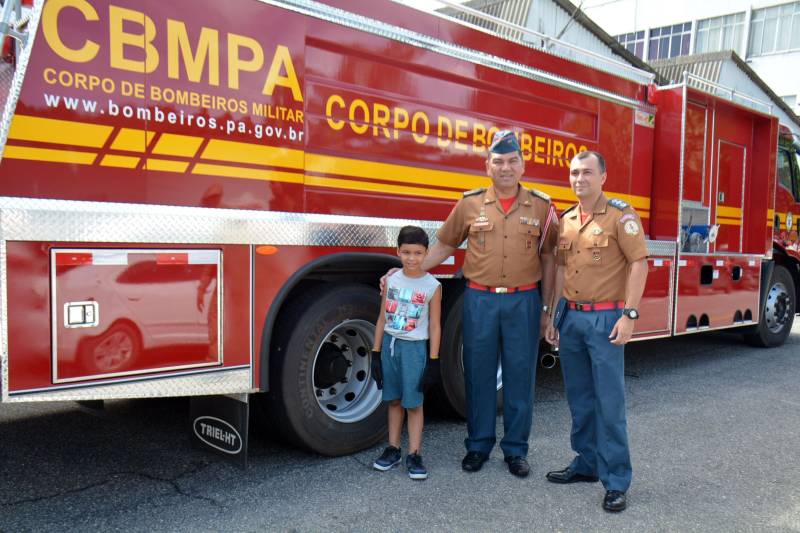 Não é de hoje que o trabalho feito pelo Corpo de Bombeiros aguça a curiosidade das crianças. O uniforme, o caminhão de incêndio, a sirene ligada e a atuação desses profissionais os transformam em verdadeiros heróis no imaginário infantil. Foi assim com o pequeno Vinicius Daniel (foto), de 7 anos,  que alimenta desde muito cedo o sonho de ser Bombeiro Militar. Vinicius é uma criança autista, diagnosticada aos três anos, e sua mãe, Erilana Pacheco, 35, escreveu uma cartinha para o Papai Noel pedindo que ele realizasse o sonho de seu  filho amado. Sensibilizados com a história, os integrantes do Corpo de Bombeiros Militar do Pará (CBMPA) resolveram organizar uma surpresa para Vinicius, que foi recebida no quartel pelo subcomandante Geral do CBMPA, coronel Augusto Lima. A visita da criança à instituição contou com diversas atividades, como simulação de rapel, apresentação e passeio nos caminhões dos Bombeiros, simulação de combate a incêndio usando a mangueira da viatura Auto-Tanque, além de vestir o uniforme de aproximação, momento descontraído em que o garoto pôde se sentir um bombeiro de verdade.

FOTO: ASCOM / CBMPA
DATA: 13.12.2018
BELÉM - PARÁ <div class='credito_fotos'>Foto: Ascom CBMPA   |   <a href='/midias/2018/originais/a39f038a-6bd6-4756-9ee1-79ec8c06d391.jpg' download><i class='fa-solid fa-download'></i> Download</a></div>