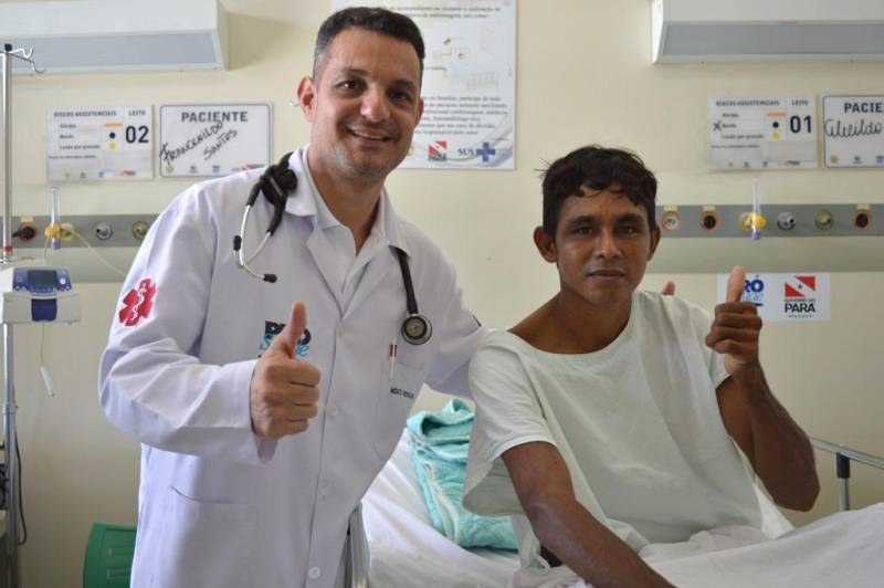 Pacientes que dependem da máquina de hemodiálise para viver veem no transplante um sinônimo de esperança e melhor qualidade de vida. Somente no Hospital Regional do Baixo Amazonas (HRBA), em Santarém (PA), 200 pacientes estão em tratamento renal e sonham com a possibilidade de um transplante. Outro que tem motivos para comemorar é Alecildo Souza, de 32 anos (foto). Ele, que é natural de Oriximiná (PA), estava em tratamento de hemodiálise há cinco anos. A doação partiu do irmão, Alcidiz Souza.
FOTO: JOAB FERREIRA / ASCOM HRBA
DATA: 13.04.2018
SANTARÉM - PARÁ <div class='credito_fotos'>Foto: Joab Ferreira / Ascom HRBA | <a href='/midias/2018/originais/a3a812e3-a79e-48ca-bfc7-2a7967a47d78.jpg' download><i class='fa-solid fa-download'></i> Download</a></div>