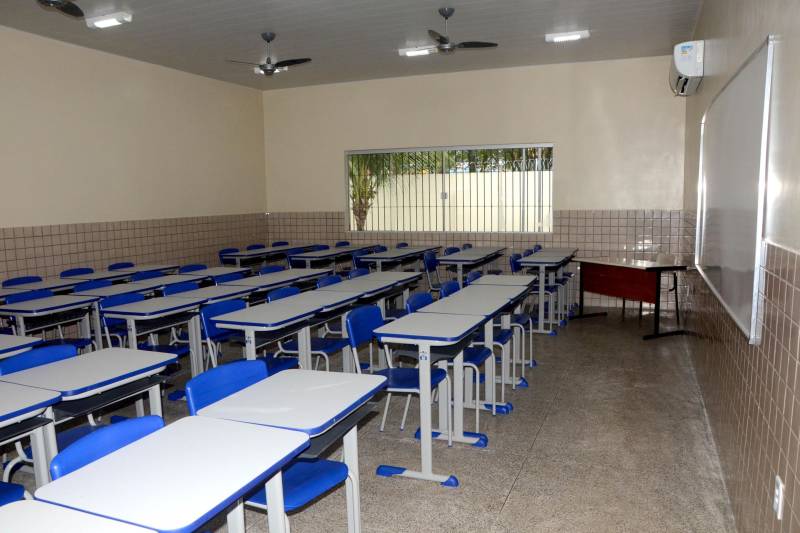 A Escola de Ensino Médio Professor Galvão (foto), em Augusto Corrêa, segue o mesmo padrão estrutural, com 13 novas salas de aula, laboratórios, além de copa, cozinha, banheiros e quadra coberta. A unidade escolar recebeu a instalação de 44 centrais de ar, 26 computadores, 26 monitores e 500 novas carteiras, que vão atender 1.380 alunos. A obra recebeu R$ 3.049.931,38 mil em investimentos. Segundo a aluna Natália Reis de Assis, estudante do 2º  do ano do Ensino Médio na Escola Professor Galvão, “na antiga escola tínhamos dificuldade de aprender nas aulas, pois fazia muito calor nas salas de aula. Hoje, temos salas refrigeradas, isoladas do barulho e agora as aulas são mais dinâmicas”, avalia.

FOTO: FERNANDO NOBRE / ASCOM SEDUC
DATA: 17.12.2018
AUGUSTO CORRÊA - PARÁ <div class='credito_fotos'>Foto: FERNANDO NOBRE/ASCOM SEDUC   |   <a href='/midias/2018/originais/a3ab1934-eabd-4b7d-beb4-1091a2bb0b33.jpg' download><i class='fa-solid fa-download'></i> Download</a></div>