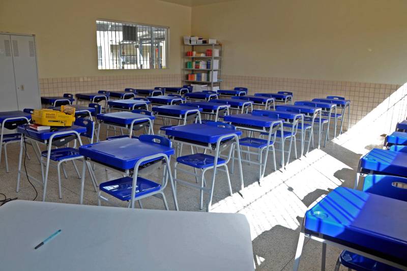  O Governo do Estado, por meio da Secretaria de Estado de Educação (Seduc), inaugurou nesta segunda-feira (17) duas escolas estaduais no interior do Estado, nos municípios de Bragança e Augusto Corrêa. As novas unidades vão atender mais de mil alunos do Ensino Fundamental e do Ensino Médio. O projeto de obra faz parte do Programa de Melhoria da Qualidade e Expansão da Cobertura da Educação Básica do Estado do Pará, preconizado pela Seduc no âmbito do Pacto pela Educação. Localizada em Bragança, a Escola de Ensino Fundamental e Médio Leandro Lobão da Silveira (foto) ganhou seis novas salas de aula, laboratório de informática, laboratório multidisciplinar, sala de leitura; salas do bloco administrativo, sendo: sala da direção, sala da coordenação pedagógica, sala dos professores e secretaria. A escola também possui copa cozinha, depósito para merenda escolar e materiais de limpeza, sala de triagem de alimentos, pátio coberto e área verde para convivência e atividades recreativas. Quadra de esportes coberta, reservatório de água, estacionamento para carros e motos, bicicletário, banheiros e vestiários. Um investimento na obra de R$ 4.196.551,63, tiveram investimentos também em ar condicionado no valor R$ 116.277,75, em computadores R$ 61.200,00 e de R$ 13.096,56 em computadores.

FOTO: FERNANDO NOBRE / ASCOM SEDUC
DATA: 17.12.2018
BRAGANÇA - PARÁ <div class='credito_fotos'>Foto: FERNANDO NOBRE/ASCOM SEDUC   |   <a href='/midias/2018/originais/a3ae9465-a385-445e-86a2-c261afaf9db9.jpg' download><i class='fa-solid fa-download'></i> Download</a></div>