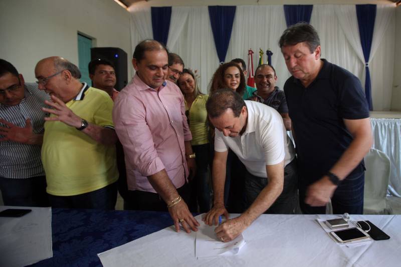 Já durante o evento em Augusto Corrêa, realizado no Centro Nossa Senhora de Nazaré e no Hospital Municipal, o prefeito Filho Barreto lembrou que o município sempre foi beneficiado com obras pela gestão estadual. Desta vez, além do investimento de quase R$ 2 milhões em 4 km de pavimentação, o Governo do Pará também conseguiu um convênio para o asfaltamento da PA-462, que liga o município à Viseu, e ainda a reforma de duas escolas estaduais, o que totaliza cerca de R$ 35 milhões em recursos. Na foto, o presidente da Alepa, o deputado Márcio Miranda.
FOTO: SIDNEY OLIVEIRA / AG. PARÁ
DATA: 14.06.2018
AUGUSTO CORRÊA - PARÁ <div class='credito_fotos'>Foto: Sidney Oliveira/Ag. Pará | <a href='/midias/2018/originais/a3af787e-8eb5-45c7-9396-aab657ff1842.jpg' download><i class='fa-solid fa-download'></i> Download</a></div>