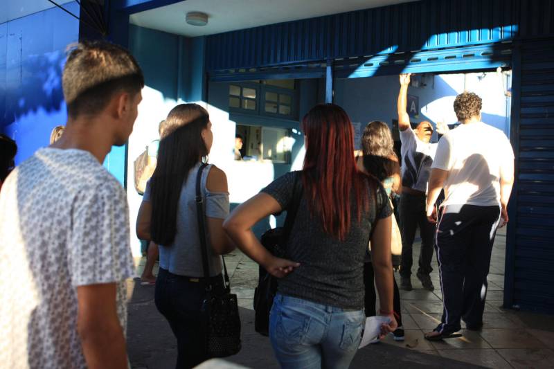 As provas objetivas e subjetivas do concurso da Agência de Regulação e Controle de Serviços Públicos do Estado do Pará (Arcon, na foto) ocorreram na manhã desta domingo, 8. No total, 6.436 candidatos se inscreveram para disputar as 34 vagas do concurso público C-175, destinado ao provimento de cargos de níveis médio e superior. O certame será executado pelo Instituto Americano de Desenvolvimento (Iades).
FOTO: CARLOS SODRÉ / AG. PARÁ
DATA: 08.07.2018
BELÉM - PARÁ <div class='credito_fotos'>Foto: Carlos Sodré/Agência Pará | <a href='/midias/2018/originais/a3b19b88-1122-4251-9400-019596bfea6a.jpg' download><i class='fa-solid fa-download'></i> Download</a></div>