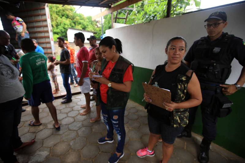 A entrega de mais de 200 cestas básicas às famílias atingidas pelas cheias dos rios Tocantins e Itacaiúnas, em Marabá, no sudeste do Pará, foi a principal ação, neste sábado (17), da força-tarefa montada para prestar atendimento aos desabrigados na região.
FOTO: MÁCIO FERREIRA / AG. PARÁ
DATA: 17.02.2018
MARABÁ - PARÁ <div class='credito_fotos'>Foto: MÁCIO FERREIRA/ AG. PARÁ | <a href='/midias/2018/originais/a3bcf795-491b-4519-8b89-c4a2b1b3c57e.jpg' download><i class='fa-solid fa-download'></i> Download</a></div>