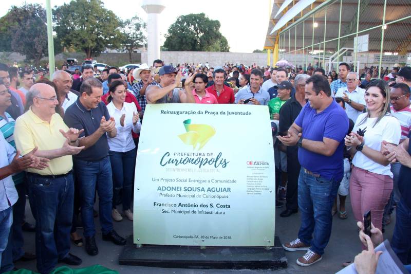 O aniversário do município de Curionópolis, nesta quinta-feira, 10 de maio, foi comemorado com shows, inaugurações e assinatura de convênio com o Governo do Pará para a implantação da iluminação do trecho urbano da PA-257. A obra tem investimento estadual de R$ 2.705.099,00. A secretária de Municípios Sustentáveis, Izabela Jatene, representou o governador Simão Jatene na cerimônia. A programação iniciou com a inauguração de obras municipais, como o Centro Técnico e Esportivo de Curionópolis e a Praça da Juventude (foto). Um bolo de 30 metros e os parabéns entoados pela população deram o tom da comemoração.
FOTO: ANTONIO MACEDO / DIVULGAÇÃO
DATA: 10.05.2018
CURIONÓPOLIS - PARÁ <div class='credito_fotos'>Foto: ANTONIO MACEDO / DIVULGAÇÃO | <a href='/midias/2018/originais/a3c24e8b-8ac6-497e-9940-ac34fd011af1.jpg' download><i class='fa-solid fa-download'></i> Download</a></div>