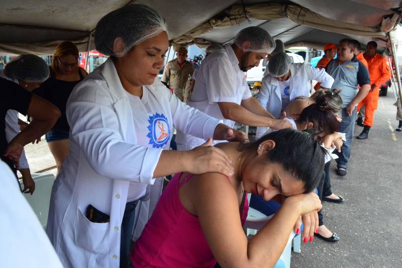 Quase 400 pessoas participaram da ação “Prevenção é Segurança”, realizada nesta sexta-feira (20) pela Secretaria de Estado de Segurança Pública e Defesa Social (Segup), por meio da Diretoria de Prevenção, em frente ao Centro Integrado de Conhecimento (CIC), das 8 às 12 h, no município de Benevides (Região Metropolitana de Belém). Os participantes conheceram os diversos serviços oferecidos por órgãos vinculados à Segup, como as polícias Civil e Militar e o Corpo de Bombeiros Militar do Pará. Na programação houve apresentação dos integrantes do Programa Escola da Vida, mantido pelo Corpo de Bombeiros Militar, e de outras atrações musicais e folclóricas do município. Agentes do Departamento de Trânsito do Estado (Detran) usaram brincadeiras para ensinar às crianças formas corretas de circular em vias públicas. Também foram oferecidos serviços à população, como a emissão de 200 carteiras de identidade e do passe-fácil estudantil, além de atendimento jurídico, massoterapia, limpeza de pele e outros procedimentos.
FOTO: ELIELSON MODESTO / SEGUP
DATA: 20.04.2018
LOCAL: BENEVIDES - PARÁ <div class='credito_fotos'>Foto: Elielson Modesto / Ascom Segup | <a href='/midias/2018/originais/a3ca32d3-4845-44a2-b4d5-1c1a6e862a82.jpg' download><i class='fa-solid fa-download'></i> Download</a></div>
