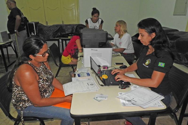 Começou nesta segunda-feira (19) e segue até o dia 21, no município de Augusto Corrêa, na Região do Salgado, as ações do Pro Paz Cidadania. Os atendimentos à população ocorreram em dois dias, simultaneamente, no Centro de Nazaré e no Instituto Casa da Fraternidade, no bairro Nazaré. Os moradores da cidade puderam solicitar a emissão de registro geral (RG), CPF, Certidão de Nascimento (1ª e 2ª via), Identidade Jovem (Id jovem) e Identidade de Nome Social, assim como aconselhamento jurídico. A maior procura é por RG e Certidão de Nascimento, justamente um dos focos da caravana que é reduzir os sub-registros.
FOTO: CARLOS SODRÉ / AG. PARÁ
DATA: 19.03.2018
AUGUSTO CORRÊA - PARÁ <div class='credito_fotos'>Foto: Carlos Sodré/Agência Pará | <a href='/midias/2018/originais/a3de1d99-3f8c-4e5a-b4a5-6c224bbff3a7.jpg' download><i class='fa-solid fa-download'></i> Download</a></div>