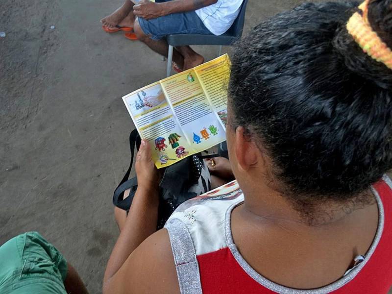 A família de Soraia Oliveira, de 32 anos, trabalha com coleta de materiais recicláveis. Ela conta que viver da coleta não é fácil, já que eles trabalham de sol a sol e, mesmo assim, parece ficar cada vez mais difícil cobrir todas as despesas do mês com o salário conquistado. “A crise está para todos, então receber doações de alimentos e materiais de higiene é muito importante”, ressalta Soraia, que foi uma das beneficiadas pela Campanha 'Junho Solidário', promovida pela Pró-Saúde Associação Beneficente de Assistência Social e Hospitalar, por meio do Hospital Público Estadual Galileu (HPEG), em Belém (PA). Na última sexta-feira (25), a campanha levou até a Associação de Catadores de Materiais Recicláveis de Águas Lindas (ARAL) cerca de 700kg de alimentos e 60 kits de material de higiene, beneficiando 35 famílias.

FOTO: ASCOM / HPEG
DATA: 28.05.2018
BELÉM - PARÁ <div class='credito_fotos'>Foto: ASCOM / HPEG   |   <a href='/midias/2018/originais/a3e280b5-9113-4c07-8c78-d1b49c93a8a4.jpg' download><i class='fa-solid fa-download'></i> Download</a></div>