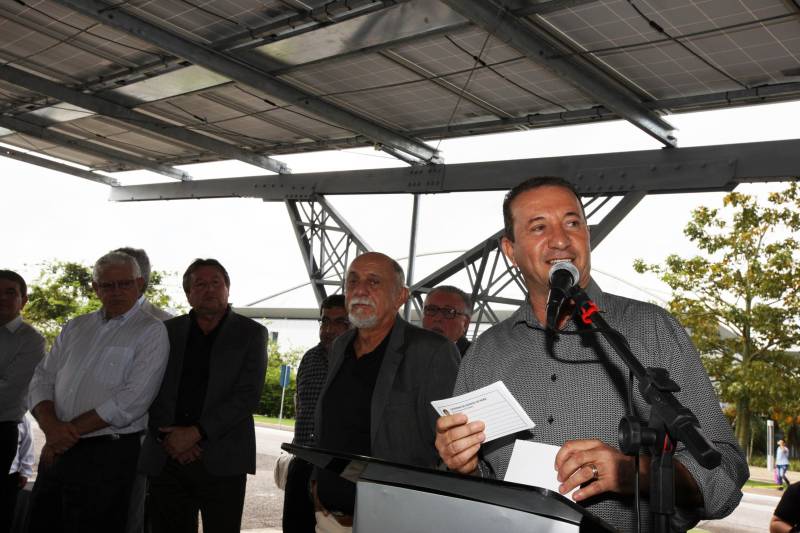 Metade da energia consumida no Hangar-Convenções e Feiras da
Amazônia já está sendo gerada por placas fotovoltaicas (painéis solares). A
entrega do projeto pelo governador Simão Jatene aconteceu nesta quinta-
feira, 22, no estacionamento do Hangar, em Belém. Na foto, o presidente da Assembleia Legislativa do Estado (Alepa), deputado Márcio Miranda.
FOTO: ANTÔNIO SILVA / AG. PARÁ
DATA: 22.03.2018
BELÉM - PARÁ <div class='credito_fotos'>Foto: ANTONIO SILVA / AG. PARÁ | <a href='/midias/2018/originais/a3e9716b-8c10-4962-b158-8c19c77ebd5b.jpg' download><i class='fa-solid fa-download'></i> Download</a></div>