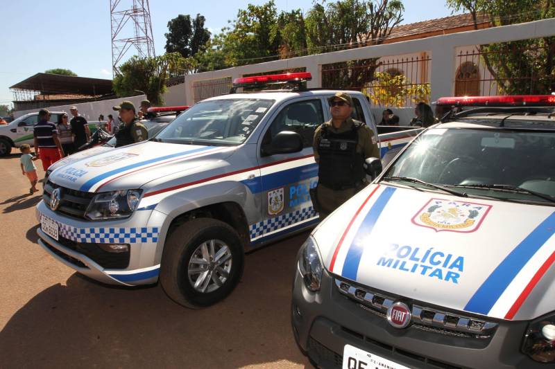 O município de Jacundá, no sudeste paraense, recebeu nesta sexta-feira (6) importantes investimentos em segurança e infraestrutura. O Governo do Estado repassou para o policiamento do município 5 viaturas e 2 veículos para o reforço das ações Departamento de Trânsito do Estado (Detran). Foi entregue ainda a ordem de serviço para a pavimentação asfáltica de cinco quilômetros de vias, na ordem de R$ 3 milhões. A cerimônia foi no salão paroquial da Igreja de Nossa Senhora do Perpetuo Socorro, conduzida pela secretária de Municípios Sustentáveis, Izabela Jatene, que representou o governador Simão Jatene, e contou com a participação de representantes de parlamentares, lideranças comunitárias, entre outras autoridades municipais.
FOTO: CRISTINO MARTINS / AG. PARÁ
DATA: 06.07.2018
JACUNDÁ - PARÁ <div class='credito_fotos'>Foto: Cristino Martins/Ag. Pará | <a href='/midias/2018/originais/a3eb53a7-c225-455c-9ef6-efc58af15453.jpg' download><i class='fa-solid fa-download'></i> Download</a></div>