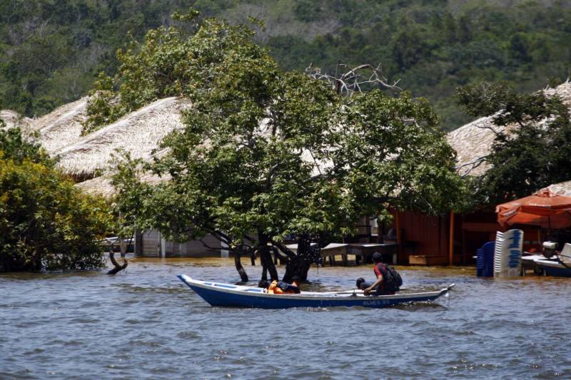 O distrito de Alter do Chão, destino turístico internacional onde fica a praia que já foi eleita a mais bonita do Brasil, recebe investimentos do governo do Estado nas áreas de infraestrutura e saneamento básico. O governador Simão Jatene, que cumpre agenda em três municípios do oeste paraense nesta sexta-feira (9) e sábado (10), assinou nesta sexta a ordem de serviço que autoriza o início da construção do novo sistema de abastecimento de água da vila, localizada a cerca de 28 quilômetros de Santarém. Orçada em R$ 11 milhões, a obra vai levar água de qualidade aos mais de sete mil habitantes da comunidade. Com o novo sistema de captação e tratamento de água, a meta é alcançar 100% dos imóveis no distrito. Segundo o presidente da Companhia de Saneamento do Pará (Cosanpa), Cláudio Conde, a obra é uma implantação pioneira em Alter do Chão, já que será o primeiro sistema do tipo fora de um núcleo urbano. O contrato com a empresa executora foi assinado na quinta-feira (8). A previsão é que os trabalhos sejam iniciados imediatamente e concluídos no prazo de 18 meses.
FOTO: THIAGO GOMES / AG. PARÁ
DATA: 09.03.2018
SANTARÉM - PARÁ <div class='credito_fotos'>Foto: Thiago Gomes /Ag. Pará | <a href='/midias/2018/originais/a3f9be1a-683e-486d-9f9d-84e1c98774ed.jpg' download><i class='fa-solid fa-download'></i> Download</a></div>