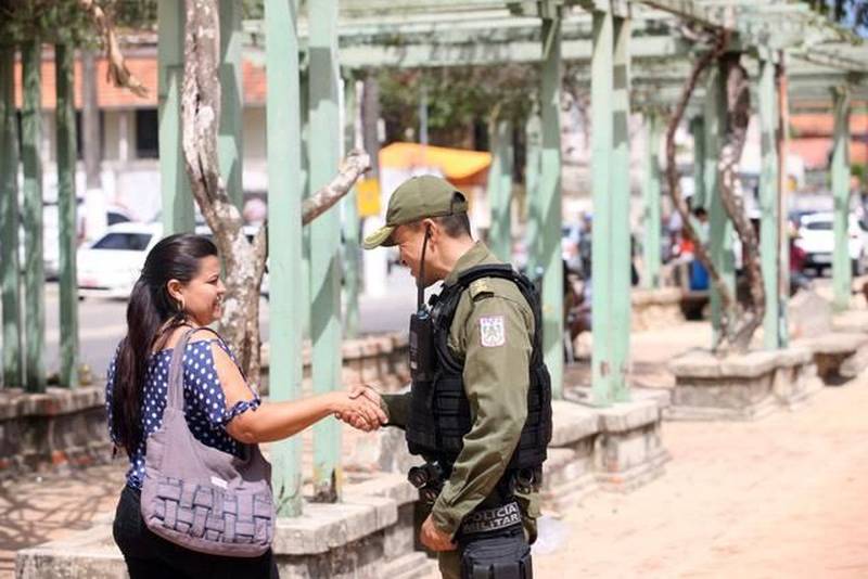 O segundo final de semana das férias escolares foi marcado pela tranquilidade no distrito de Mosqueiro. Uma das 86 localidades do Estado que recebe atenção especial durante a Operação Verão 2018. As ações começaram na sexta-feira (29) e vão até o dia 31 de julho, com a participação de mais de 8 mil agentes de segurança pública. Uma das novidades deste ano é o funcionamento dos Centros de Comando Integrado, com a participação de órgãos estaduais e municipais, sob a coordenação da Secretaria de Estado de Segurança Pública e Defesa Social ( Segup). O espaço é identificado com placas em quatro idiomas para auxiliar as pessoas em casos de furtos ou acidentes.
FOTO: MARCELO LELIS / AG. PARÁ
DATA: 08.07.2018
MOSQUEIRO - PARÁ <div class='credito_fotos'>Foto: Marcelo Lelis / Ag. Pará | <a href='/midias/2018/originais/a3fbe766-d46c-41da-aa10-43e758870d44.jpg' download><i class='fa-solid fa-download'></i> Download</a></div>