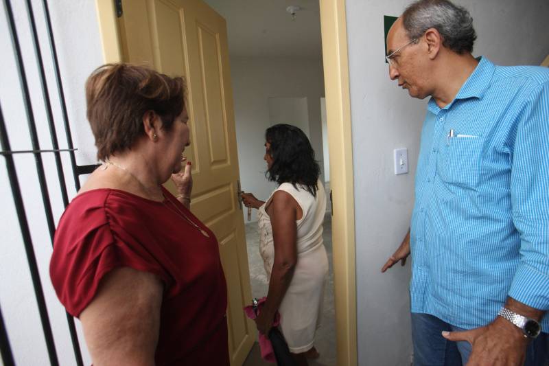 A tarde desta quarta-feira (02), foi de alegria para vinte famílias do Projeto Taboquinha, em Icoaraci, que ganharam uma nova habitação, com sala, cozinha, banheiro, dois quartos e área externa. Elas receberam as chaves de seus apartamentos das mãos da presidente da COHAB, Lene Farinha (vestido vermelho), de diretores da Companhia de Habitação e do deputado federal Arnaldo Jordy (camisa azul). Segundo a presidente da COHAB, Lene Farinha, o projeto Taboquinha "sempre foi dinâmico e já conseguimos avançar muito aqui. Falta entregar cerca de quarenta e quatro unidades habitacionais e fazer a revitalização dos canais, para assim concluirmos as obras", declarou. Ela solicitou que os novos moradores zelem pelas unidades e conservem as áreas livres. Ela também anunciou que está sendo preparada uma área ao lado da ponte do Cruzeiro destinada a um projeto voltado exclusivamente para os pescadores.
FOTO: CARLOS SODRÉ / AG. PARÁ
DATA: 02.05.2018
BELÉM - PARÁ <div class='credito_fotos'>Foto: Carlos Sodré/Agência Pará | <a href='/midias/2018/originais/a3ff3e8c-7bbf-4171-bf6f-4a2fc437129f.jpg' download><i class='fa-solid fa-download'></i> Download</a></div>