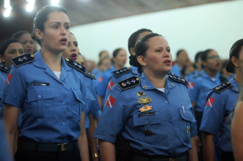 Cerca de 350 policiais femininas iniciaram, na manhã desta sexta-feira (23), no auditório da Universidade da Amazônia, o I Encontro de Mulheres Policiais. O evento faz parte das comemorações pelos 200 anos da Polícia Militar do Pará, celebrado em 2018. A proposta do encontro é proporcionar trocas de experiências profissionais e pessoais entre o efetivo feminino da Polícia Militar do Pará, levantando discussões de temas relacionados às questões do gênero. A ideia do encontro surgiu depois que a PMPA abriu um espaço no site da corporação, para que os internautas enviassem sugestões de eventos que pudessem marcar os 200 anos da instituição no Estado.
FOTO: THIAGO GOMES / AG. PARÁ
DATA: 23.03.2018
BELÉM - PARÁ <div class='credito_fotos'>Foto: Thiago Gomes /Ag. Pará | <a href='/midias/2018/originais/a3ff69c2-934f-4db2-a32b-1f3626b3de6d.jpg' download><i class='fa-solid fa-download'></i> Download</a></div>