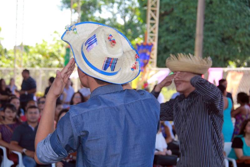 A Fundação de Atendimento Socioeducativo do Pará (Fasepa) realizou na sexta-feira (29), o IV Arraial da Socioeducação (foto), que marcou o encerramento das atividades do primeiro semestre do ano, com uma mostra das iniciativas realizadas na área da cultura, esporte e lazer, nas unidades da Região Metropolitana de Belém. A programação, realizada no espaço Apoena, em Ananindeua, contou com a participação de 70 socioeducandos de 11 unidades da Fundação, envolvendo adolescentes em cumprimento de medida de internação provisória, internação e semiliberdade, além de contar com a presença de servidores e familiares dos internos, na ação que integra o projeto Ressignificando Caminhos na Socioeducação, totalizando cerca de 400 participantes.
FOTO: ALBERTO PASSOS / ASCOM FASEPA
DATA: 29.06.2018
BELÉM - PARÁ <div class='credito_fotos'>Foto: ALBERTO PASSOS/ ASCOM FASEPA | <a href='/midias/2018/originais/a3ffd4f7-652b-4c2b-8331-72b258c1cae7.jpg' download><i class='fa-solid fa-download'></i> Download</a></div>