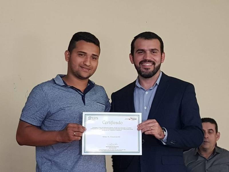 Mais de 300 servidores da Prefeitura Municipal de Marituba receberam na quarta-feira (20), a certificação dos cursos “Planejamento participativo na Escola”, “Coaching no Serviço Público” e “Cuidador de Alunos com Necessidades Especiais” promovidos pela Escola de Governança do Estado do Pará (EGPA). Na foto, o diretor geral da autarquia, Danilo Alho (e).
FOTO: ASCOM / EGPA
DATA: 21.06.2018
BELÉM - PARÁ <div class='credito_fotos'>Foto: ASCOM EGPA | <a href='/midias/2018/originais/a404a168-a9df-4612-8568-500655be40b9.jpg' download><i class='fa-solid fa-download'></i> Download</a></div>
