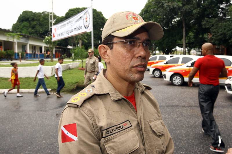 Na mesma cerimônia que entregou as viaturas para serviços de vistoria, o governador Simão Jatene fez uma visita técnica às instalações da nova Policlínica ao Corpo de Bombeiros Militar do Estado. Um prédio no Quartel do Comando Geral da corporação foi reformado e adaptado para receber a Policlínica, que oferta assistência médico-odontológico, psicológico e de primeiros socorros aos bombeiros militares e seus dependentes. Na foto, o tenente-coronel Jaime Oliveira, sub-diretor de serviços técnicos da corporação.
FOTO: IGOR BRANDÃO / AG. PARÁ
DATA: 15.03.2018
BELÉM - PARÁ <div class='credito_fotos'>Foto: IGOR BRANDÃO / AG. PARÁ | <a href='/midias/2018/originais/a40a0133-7956-453f-961f-d10d1422e86a.jpg' download><i class='fa-solid fa-download'></i> Download</a></div>