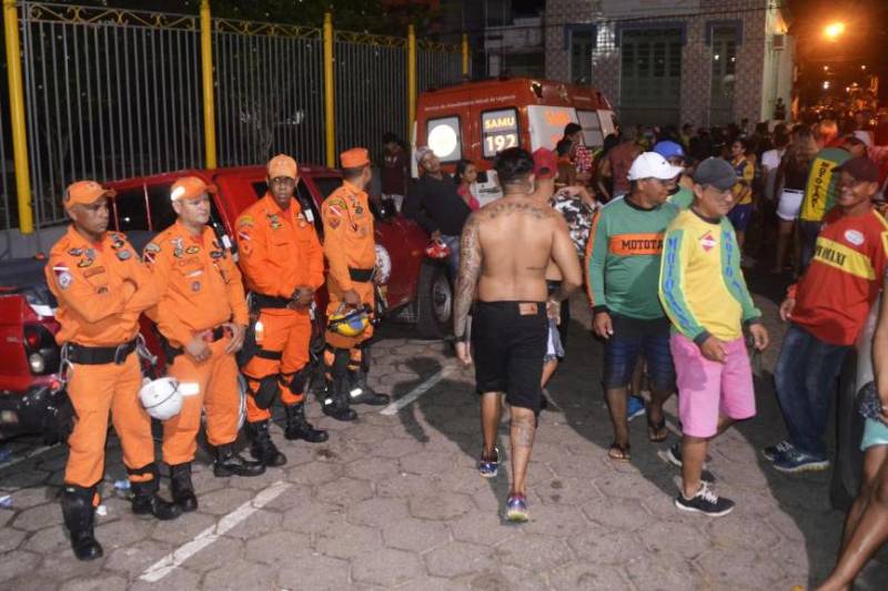 A terça-feira de Carnaval (13) nas praias do município de Barcarena foi marcada pelo trabalho de prevenção e de orientação aos frequentadores. Militares do Corpo de Bombeiros trabalharam intensamente no quarto dia da Operação Carnaval 2018 nas praias e blocos de rua, a fim de garantir a segurança de todos. A festa em Barcarena só terminará na Quarta-feira de Cinzas, com atrações musicais. As praias de Caripi, Vila do Conde, Cupiranga e Sirituba receberam o reforço do efetivo militar para atender os banhistas em qualquer situação. Com a tranquilidade nas praias, não houve registro de ocorrências graves, resultado do trabalho preventivo realizado pelo 6° Grupamento de Bombeiros Militar de Barcarena.
FOTO: ASCOM / CBMPA
DATA: 13.02.2018
VIGIA - PARÁ
<div class='credito_fotos'>Foto: ASCOM / CBMPA | <a href='/midias/2018/originais/a40c72ac-ef74-4696-a3c7-fb1e326a82d8.jpg' download><i class='fa-solid fa-download'></i> Download</a></div>