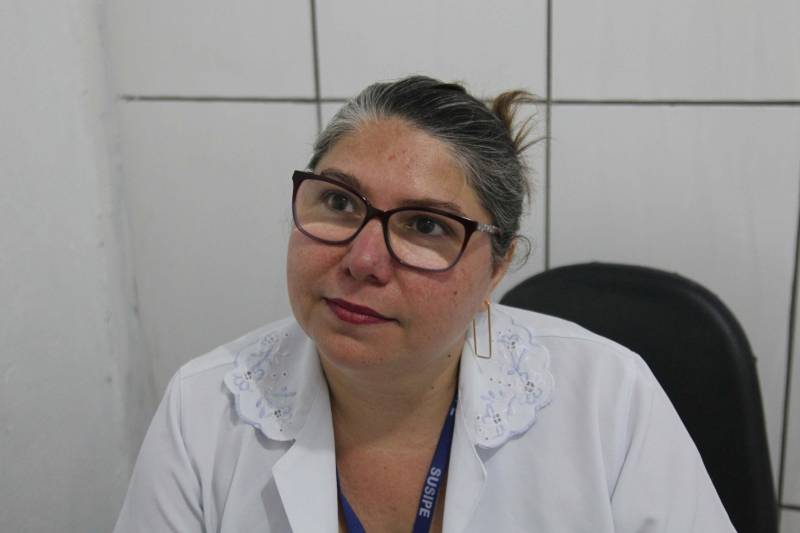 Cerca de 219 internos custodiados na Central de Triagem da Cremação (CTCREMA), em Belém, receberão a vacina contra a gripe H1N1, a partir desta sexta-feira (4). Os detentos e funcionários do sistema prisional fazem parte do público-prioritário da campanha de vacinação do Ministério da Saúde (MS), juntamente com as crianças a partir dos seis meses e menores de cinco anos, idosos acima de 60 anos, trabalhadores da saúde, povos indígenas, gestantes e mulheres com até 45 dias após o parto. Na foto, a enfermeira responsável pelo ambulatório da Central de Triagem, Adelaide do Socorro.
FOTO: AKIRA ONUMA / ASCOM SUSIPE
DATA: 04.05.2018
BELÉM - PARÁ <div class='credito_fotos'>Foto: Akira Onuma / Ascom Susipe | <a href='/midias/2018/originais/a40cc130-7125-4d23-a43f-28719603ba4d.jpg' download><i class='fa-solid fa-download'></i> Download</a></div>