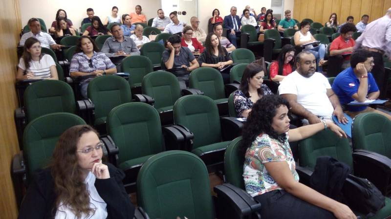 A Secretaria de Estado de Desenvolvimento Urbano e Obras Públicas (Sedop) dá continuidade a capacitação (foto) e apoio técnico aos municípios paraenses na revisão, elaboração e implementação dos Planos Diretores Municipais (PDM). Nesta quinta, 17, teve início, o II Seminário do Programa de Estadual de Ordenamento Territorial Urbano (Proturb), com tema voltado às orientações metodológicas para o processo de implementações de Planos Diretores Municipais. A capacitação reúne no auditório da Escola de Governança do Estado do Pará (EGPA), mais de 30 representantes municipais até a sexta-feira (18), com programação de conteúdo relacionado às políticas de desenvolvimento urbano que fazem parte dos temas contidos nos Planos Diretores Municipais. 

FOTO: ASCOM / SEDOP
DATA: 17.05.2018
BELÉM - PARÁ <div class='credito_fotos'>Foto: Ascom Sedop   |   <a href='/midias/2018/originais/a4183455-09b2-40b5-b846-c46a2bd7df0e.jpg' download><i class='fa-solid fa-download'></i> Download</a></div>