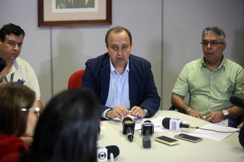 Coletiva na Sespa sobre a suspeita de casos de raiva humana no município de Melgaço. Na foto, o secretário de Saúde, Vitor Matheus.
FOTO: THIAGO GOMES / AG. PARÁ
DATA: 11.05.2018
BELÉM - PARÁ <div class='credito_fotos'>Foto: Thiago Gomes /Ag. Pará | <a href='/midias/2018/originais/a41ac7d6-04aa-4b73-80b9-bc256baa74c1.jpg' download><i class='fa-solid fa-download'></i> Download</a></div>