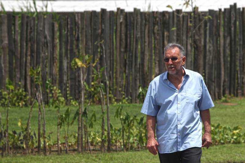 O Parque Estadual do Utinga (PEUt) o mais importante espaço de preservação e estudo da biodiversidade dentro da Região Metropolitana de Belém será reaberto à população a partir desta sexta,16, a partir das 16h30, com apresentações artísticas, com o Boi Veludinho, crianças do Pro Paz e a premiada Orquestra Sinfônica do Theatro da Paz. A apresentação será em um espaço ao ar livre e não será necessária a retirada de ingressos, por esse motivo, a recomendação é que o público chegue cedo, porque a entrada será fechada quando o espaço estiver lotado. No sábado, será realizada uma grande caminhada, a partir das 8 horas, com paradas para informações educativas sobre a fauna, flora e sobre os novos espaços. Por conta da grande quantidade de pessoas, incluindo crianças e idosos, o Corpo de Bombeiros recomendou e, a organização do evento acatou, a necessidade de se evitar durante a manhã do sábado o trânsito de veículos sobre rodas, como carros, bicicletas, skates e patins. Depois das 12 horas e durante todo o funcionamento do parque, a entrada e o uso por praticantes desta modalidade está completamente liberada. No domingo, o parque abrirá às 5h30 e funcionará até as 17h, assim como nos outros dias, de segunda a segunda. As atividades de manutenção do espaço vão requerer que o parque seja fechado para acesso ao público eventualmente, mas essas datas serão definidas de acordo com a demanda. Na foto, o secretário de Estado de Cultura, Paulo Chaves.
FOTO: IGOR BRANDÃO / AG PARÁ
DATA: 15.03.2018
BELÉM - PARÁ <div class='credito_fotos'>Foto: IGOR BRANDÃO / AG. PARÁ | <a href='/midias/2018/originais/a41cc5d6-ab7b-43f8-84bb-aaa6f8e73f1f.jpg' download><i class='fa-solid fa-download'></i> Download</a></div>