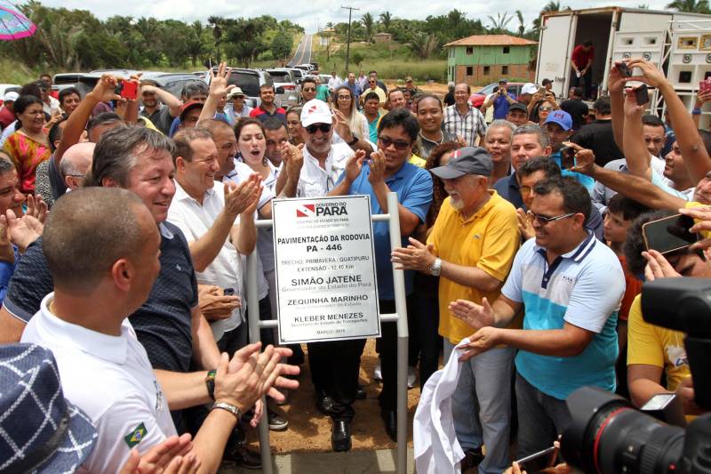 "Agora a população terá um lugar mais organizado, com mais higiene para comprar seu pescado e a sua carne. E pra gente que possui restaurante é melhor ainda, pois além da facilidade de adquirir os alimentos, o mercado também atrai clientes", comemorou Jaqueline Cardoso, 20 anos, que possui um ponto de venda de comidas em frente ao Mercado Municipal José Noronha Monteiro, no distrito de Boa Vista, em Quatipuru, no nordeste paraense. O espaço foi entregue oficialmente à população nesta segunda-feira (19), assim como as obras de pavimentação asfáltica da PA-446 e de cinco pontes em concreto ao longo da rodovia. A cerimônia contou com a presença do governador Simão Jatene, parlamentares, prefeitos da região entre outras autoridades locais. "Essas são importantes obras que vão beneficiar não só a população de Quatipuru, mas de toda a região. E faço questão de ressaltar que em todas elas existe o dinheiro dos impostos que todos nós paraenses pagamos. Esse é o retorno que fazemos questão de dar à população. Nós gestores somos apenas instrumentos desse grande desenvolvimento, quem financia é o povo", afirmou o governador Simão Jatene.
FOTO: CRISTINO MARTINS / AG. PARÁ
DATA: 19.03.2018
QUATIPURU - PARÁ <div class='credito_fotos'>Foto: Cristino Martins/Ag. Pará | <a href='/midias/2018/originais/a42ce1c9-52da-4d02-9344-01fb06f5b068.jpg' download><i class='fa-solid fa-download'></i> Download</a></div>