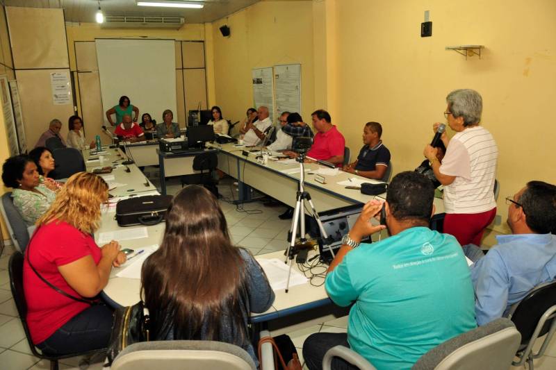 s secretarias municipais de Saúde devem permanecer vigilantes e informar imediatamente à Secretaria de Estado de Saúde Pública (Sespa) casos de epizootia (presença de macacos doentes ou mortos), para que a Secretaria estadual e a gestão municipal possam adotar as medidas preventivas contra a febre amarela na área suspeita, afirmou o diretor do Departamento de Controle de Endemias da Sespa, Bernardo Cardoso, nesta sexta-feira (23), em reunião no Conselho Estadual de Saúde (CES). Quando ocorre epizootia os animais devem ser examinados no Instituto Evandro Chagas (IEC), onde é possível saber se morreram por causa do vírus da febre amarela. Bernardo Cardoso atendeu a uma solicitação do CES para que apresentasse aos conselheiros a situação da febre amarela no Pará.
FOTO: JOSÉ PANTOJA / ASCOM SESPA
DATA: 23.02.2018
BELÉM - PARÁ <div class='credito_fotos'>Foto: José Pantoja / Ascom Sespa | <a href='/midias/2018/originais/a43b9371-65d6-4f8c-85cc-3c5413262395.jpg' download><i class='fa-solid fa-download'></i> Download</a></div>