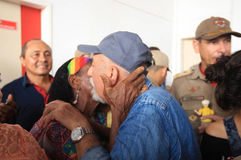 Moradores, comerciantes, militares e políticos da região da Ilha do Marajó comemoraram, nesta quarta-feira (24), junto ao governador Simão Jatene, a entrega do 18º Grupamento Bombeiro Militar, inaugurado hoje no município de Salvaterra. Quarenta e oito militares foram deslocados para o local, sendo 45 praças e três oficiais. O espaço conta com viaturas para atendimento a incêndios, salvamentos, resgates e uma lancha.O Coronel Antônio Zanelli, comandante geral do Corpo de Bombeiros, explicou a escolha do município para receber o grupamento. “Salvaterra foi escolhida estrategicamente para receber este quartel por ser a porta do Marajó. Salvaterra e Soure possuem forte apelo turístico. Antes, nosso tempo-resposta para a população daqui demorava até 1h30 minutos, já que vínhamos de Icoaraci, distrito de Belém. Agora a meta é atender o mais rápido possível os seis municípios da região do Marajó Ocidental”, explicou. Além de Salvaterra e Soure, a corporação atenderá os municípios de Cachoeira do Arari, Santa Cruz do Arari, Ponta de Pedras e Muaná.

FOTO: MÁCIO FERREIRA / AG PARÁ
DATA: 24.01.2018
SALVATERRA - PARÁ <div class='credito_fotos'>Foto: MÁCIO FERREIRA/ AG. PARÁ   |   <a href='/midias/2018/originais/a43e282e-7ecd-466e-ba1c-a01b9f043f34.jpg' download><i class='fa-solid fa-download'></i> Download</a></div>
