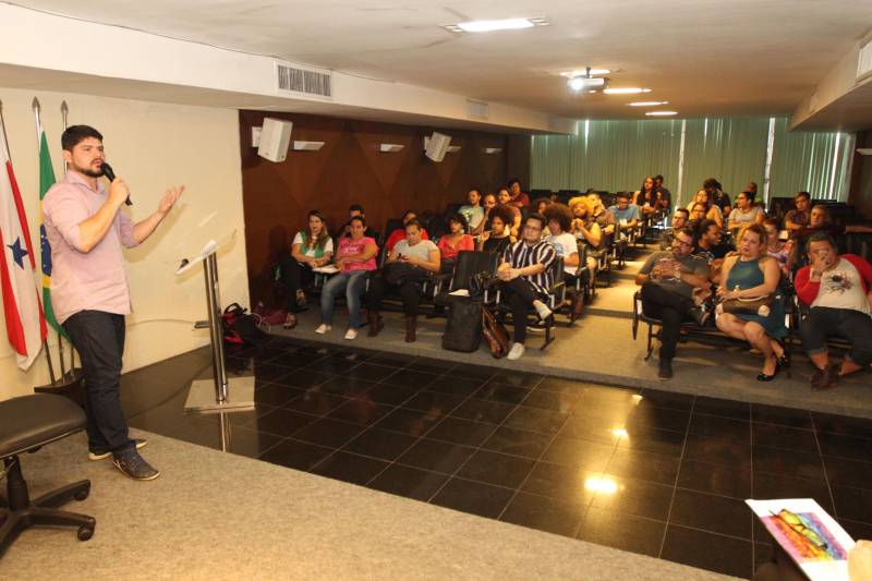 Defensoria Pública do Pará, Secretaria de Estado de Direitos Humanos e Justiça (Sejudh), Secretaria de Estado de Comunicação (Secom) e o Grupo Homossexual do Pará (GHP) realizaram, nesta terça-feira (3), a oficina "Diversidade e Mídia" para profissionais e estudantes de Comunicação”. O evento, que foi gratuito, teve como principal objetivo, contribuir para a diminuição de preconceitos e estigmas por quais passam os LGBTI+, colaborando para um melhor entendimento de termos e conceitos utilizados por esta população. A oficina contou com a participação de Symmy Larrat, paraense e liderança nacional do movimento LGBTI+ e que foi a primeira travesti a ocupar a função de coordenadora geral de Promoção dos Direitos LGBT (Lésbicas, Gays, Bissexuais, Travestis e Transexuais), da Secretaria de Direitos Humanos da Presidência da República. Para Larrat, os meios de comunicação são um importante canal quando bem utilizados para o enfrentamento da “narrativa de ódio” que coloca a existência LGBTI+ como pecado ou vergonha, com discursos que aumentam a exclusão desta população. Na foto, o secretário de estado de comunicação, Daniel Nardin.
FOTO: CRISTINO MARTINS / AG. PARÁ
DATA: 03.07.2018
BELÉM - PARÁ <div class='credito_fotos'>Foto: Cristino Martins/Ag. Pará | <a href='/midias/2018/originais/a43f15a0-1bd8-41a7-acba-675a33eb3fba.jpg' download><i class='fa-solid fa-download'></i> Download</a></div>
