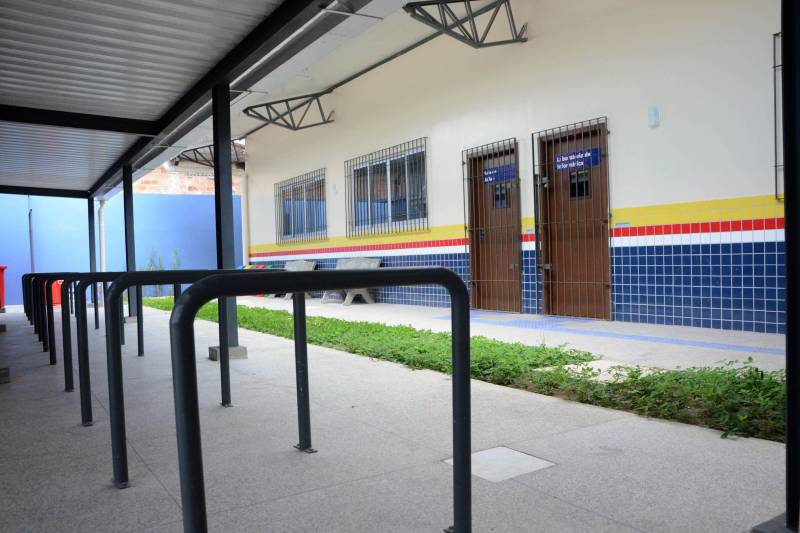 A nova escola é a sexta que o governo entrega desde março. Na próxima quinta-feira, 28, será inaugurada a Escola de Ensino Fundamental Gregório de Almeida Brito; localizada no Paar (Ananindeua).
FOTO: FERNANDO NOBRE / ASCOM SEDUC
DATA: 23.06.2018
ANANINDEUA - PARÁ <div class='credito_fotos'>Foto: FERNANDO NOBRE/ASCOM SEDUC | <a href='/midias/2018/originais/a43fea28-9798-41f7-8ccc-75236b5ff30a.jpg' download><i class='fa-solid fa-download'></i> Download</a></div>