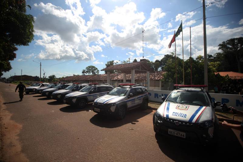 Os batalhões de Policiamento da PM de Barcarena (foto) e Abaetetuba, no Baixo Tocantins, receberam na tarde desta quinta-feira (21), 14 viaturas e 20 motocicletas para o reforço da segurança pública nas cidades. Os dois municípios pertencem ao Comando de Policiamento Regional IX, que realiza o policiamento em 10 municípios da região. O CPR IX também está formando 134 novos policias que deverão ser integrados ao policiamento no mês de julho. Participaram da entrega o comandante geral da PM, coronel Hilton Benigno, o presidente da Assembleia Legislativa do Pará (Alepa), deputado estadual Márcio Miranda e os deputados Ana Cunha e Celso Sabino. O coronel Hilton Benigno comentou que toda a frota de veículos da PM foi renovada. “A renovação traz melhores condições de trabalho ao policial”, afirmou.
FOTO: THIAGO GOMES / AG. PARÁ
DATA: 21.06.2018
BARCARENA - PARÁ <div class='credito_fotos'>Foto: Thiago Gomes /Ag. Pará | <a href='/midias/2018/originais/a44b3916-02c6-4fbc-bc64-c572f8ceb4ac.jpg' download><i class='fa-solid fa-download'></i> Download</a></div>