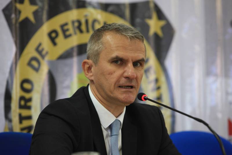 Em 2018, o Centro de Perícias Científicas (CPC) Renato Chaves celebra a segunda parceria com a Polícia Internacional. Dessa vez, o intercâmbio foi fechado com a Polícia Francesa, na manhã desta segunda-feira (23), com a abertura da Semana de Intercâmbio de Investigação Criminal: Brasil x França - O Local de Homicídio em Evidência, no auditório do CPC. Durante a semana, os peritos ampliarão seus conhecimentos sobre as técnicas, protocolos e tecnologias utilizadas na França. Policiais civis e militares também participam da qualificação. O intercâmbio está sendo organizado pela Direção Geral do CPC, por meio da Direção de Cooperação Internacional da Embaixada Francesa, sediada em Brasília. Dois agentes da Polícia do Brigade Criminelle e do Service Régionale d'Identité Judiciaire, com apoio do Ministério do Interior da França, participam da qualificação, que segue até a próxima sexta-feira (27) e será realizada na modalidade presencial, com aulas práticas e teóricas sobre as técnicas em local de crime. Na foto, Sergei Giordano, adido da Polícia Francesa no Brasil.
FOTO: RODOLFO OLIVEIRA / AG. PARÁ
DATA: 23.04.2018
BELÉM - PARÁ <div class='credito_fotos'>Foto: Rodolfo Oliveira/Ag. Pará | <a href='/midias/2018/originais/a44e6032-46bc-4c85-baaa-f9575e90bfe8.jpg' download><i class='fa-solid fa-download'></i> Download</a></div>